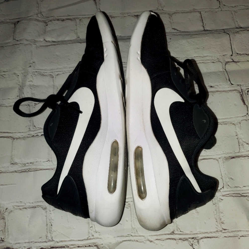 Nike Women's Air Max Oketo Sneaker size 11 black and white